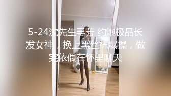 短发无毛肥美鲍鱼深夜展示，奶子也不错撅着屁股给狼友看骚逼好刺激，大哥在旁边享受口交，淫语互动狼友真骚