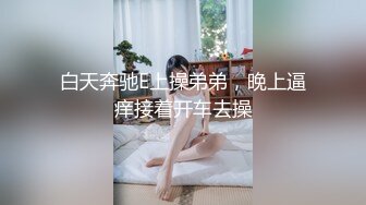 情趣酒店绿色主题白色大圆床摄像头偷拍情侣开房男的一边玩手机一边和女友玩六九式