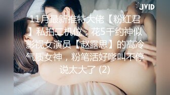 一群如饥似渴的狼扑向可怜兮兮的女人