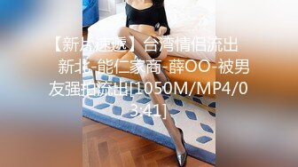 激情按摩老哥按摩完再吃快餐，肉感熟女脱掉裤子直接操，上位骑乘扶着屁股撞击