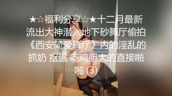 真实母女双飞全程露脸，幸福小哥玩弄母女花，先给狼友展示骚逼，沙发上就把老骚妈干了，轮草抽插浪荡呻吟