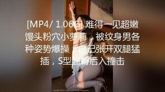 YM漫展抄底,两个穿公主裙小美妞❤️光洁屁股沟和窄内湿痕真想摸摸