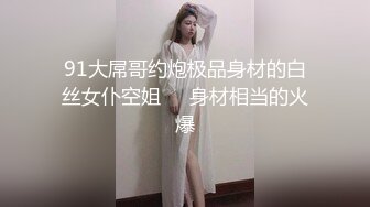 顶级绿帽，老婆被别的男人内射后，小穴里还夹着别的男人的精液，精液慢慢流下来，滴在老公鸡巴上，老公顺着插进去操了起来。