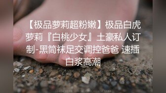 刚洗完澡的小少妇床上伺候小哥，露脸温柔的给小哥口交大鸡巴，主动上位无套抽插，让小哥干到冒白浆直接内射