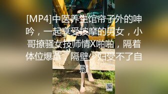 宿舍管理员女生宿舍窗外??偷拍漂亮学妹洗澡,站着洗逼的动作狂野又霸气很有撸点