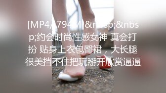 最新流出❤️大神潜入旅游景区人满为患的女厕超近视角偷拍游客尿尿拍到个穿汉服的美女