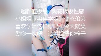 时尚粉嫩牛仔短裤美性感人妖口含棒棒糖引诱光头猛男猛吸菊花毒龙相互插干