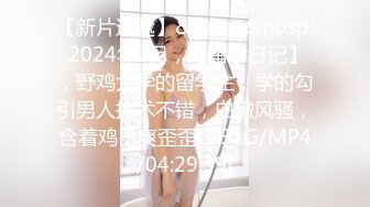 商场女厕偷拍花色上衣美女张开的小黑鲍