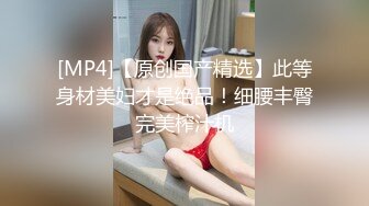 校园小情侣躲进男厕所做爱，男友吸奶的样子有点像婴儿吸母乳，青春啊 哪里都可以是迸发的欲火！