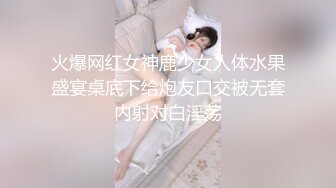 两个母狗小少妇露脸精彩大秀直播，淫声荡语互动好骚，吃奶玩逼浪叫不止，骑在脖子上尿她嘴里让她喝精彩刺激