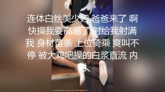 七月新流出商场女厕偷拍美女尿尿俯视角度胸口挂个墨镜的花裙气质美女