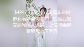 轻熟女的3P，母子一起大秀直播激情啪啪，放的开玩的爽露脸做爱，玩奶舔鸡巴各种高难度姿势爆草，高潮喷水