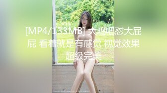 情趣酒店大圆床360摄像头偷拍小哥开好房等漂亮女友