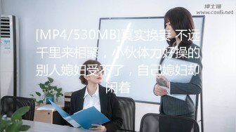 忽悠女顾客做特殊服务，让小哥玩起了双飞，黑丝露脸口交大鸡巴给小哥舔乳头，两个骚逼让小哥干的神魂颠倒