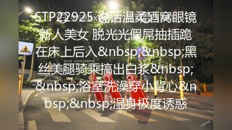 某某门事件】第56弹 一对中年情侣在小树林艹逼，没想到被监控拍到，简直就是在看现场直播！