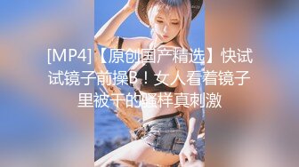 超市裏碰到一個極品淑女,沒忍住伸到短裙下面偷拍性感條紋內內