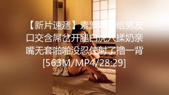 办公楼偷拍新来的美女同事 大着胆子打开手电筒好好研究一下她的鲍鱼