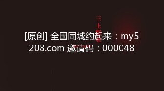 骚娘们长的不错露脸在门外偷看别人啪啪自己受不了找根棒棒安慰自己，情趣装自己双洞奇差浪叫，撅着屁股让人插