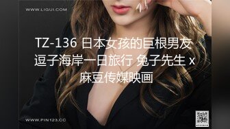 清纯少女镜头前的初次小秀，旁边还有好大哥捣乱揉捏骚奶子，全程露脸互动撩骚，脱光光洗澡诱惑狼友精彩刺激