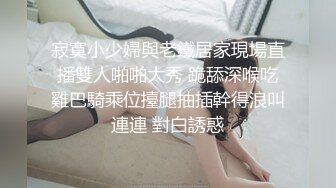 在门外偷听娇妻被单男干