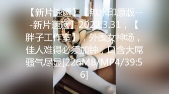 高质量高画质女厕偷拍多3名美女嘘嘘 ，百里挑一个个漂亮，脱下内裤急着尿尿，小逼清晰可见，拍的太紧张刺激手抖了