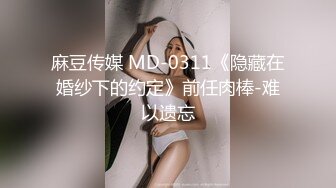 人来人往的商业街女孩露出揉奶展现美丽的大奶子