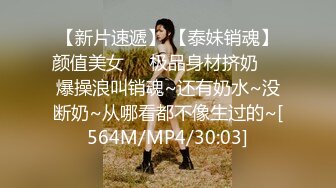 极品CP✅魔手》疯狂大胆坑神躲进商场女_厕独占一个坑位隔板缝中偸_拍各种B形妹子方便▲极限特写镜头快要碰到B了 (9)