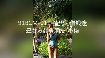 竟然发现最靠里躲着一个妹子偷偷在手淫