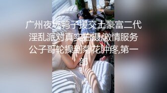 高颜值骚货小妮子，乘坐高铁一时忍不住发骚性起跑到厕所摸穴穴，露大阴唇，撩转舌头好想要大鸡巴！