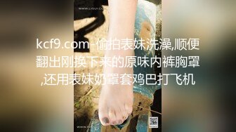 [MP4/ 781M] 淫娃女友黑丝情趣全程露脸跟狼友发骚互动，主动扒下男友的裤衩舔弄大鸡巴吸蛋蛋