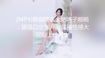 合租房躲门缝偷拍身材不错的美女洗澡嘘嘘