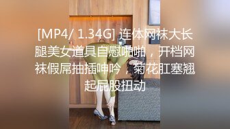 一路尾随偷拍性感高跟电子烟店老板娘的小黑B假装进店咨询拍脸 (3)