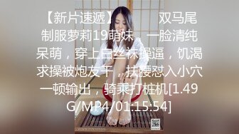 淫荡骚母狗美女小鹿跪在地上掰穴喷尿，美腿高跟鞋，极度诱惑