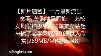 偷窥漂亮小姐姐 皮肤白皙 屁屁饱满 素色花纹小内内卡着屁沟晃悠晃悠好性感