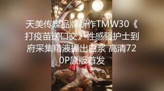 老公陪着来上厕所的是少妇 一样被大神拍到了她的大黑B_0