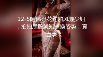 村里的一枝花、公交车上塞满了人，却惊现一荡妇，悄咪咪抓奶，隔着丝袜揉逼，估计都流水了吧！