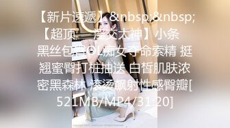 情侣前来婚纱店试衣，为什么美女都喜欢戴胸贴？竟然这位美女的胸也不大，男友看着乳贴 有点迷笑~