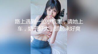 短发大妈内衣内裤都没穿在公园玩自拍