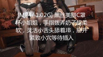 短裙靓女笑起来超甜美小伙迫不及待解开衣服转战