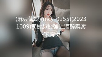 邻家有女初长成，全程露脸勾搭狼友大秀直播，撩骚互动赚外快，穿上性感的黑丝拿着新来的道具自慰逼逼呻吟