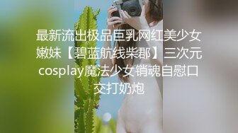 骚人妻露脸在家被两个大哥玩弄，乖巧的舔弄大鸡巴