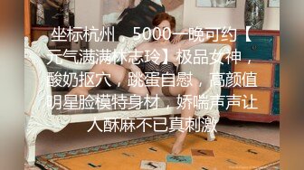 四川轻熟妇孩子都俩个了,穿着开档牛仔裤和老公小公园大胆露出,生怕被路人看到