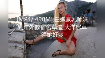 偷窥美容院，妈妈接女儿放学，先不回家，做胸部保养，妈妈的大奶子让人揉舒服，女儿在旁边凳子上写作业 清晰对白~