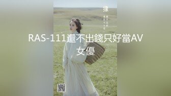 偷拍女神上厕所，抽着烟，好屌