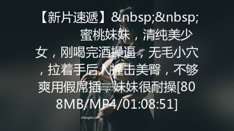 老公非要我在他面前坐到他小学同学的鸡巴上… 这个姿势插进来真的是痛并快乐着… 其实我就是想洗完澡抽根烟…