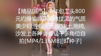 等电梯的少数民族着装美女 我们办公室一朵美丽的石榴花