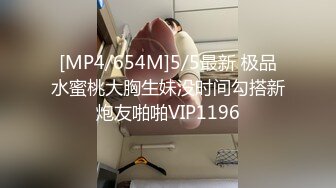 风骚继母玩弄小鲜肉儿子大鸡巴，让小哥床上床下玩着骚奶子后入抽插激情上位，骚妈玩逼给狼友看，精彩刺激